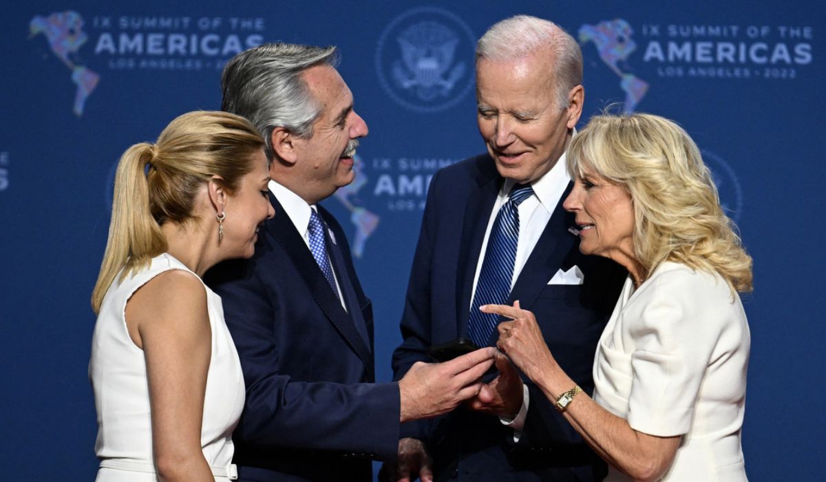 VIDEO: Biden estrecha la mano de Fabiola Yáñez y no la suelta