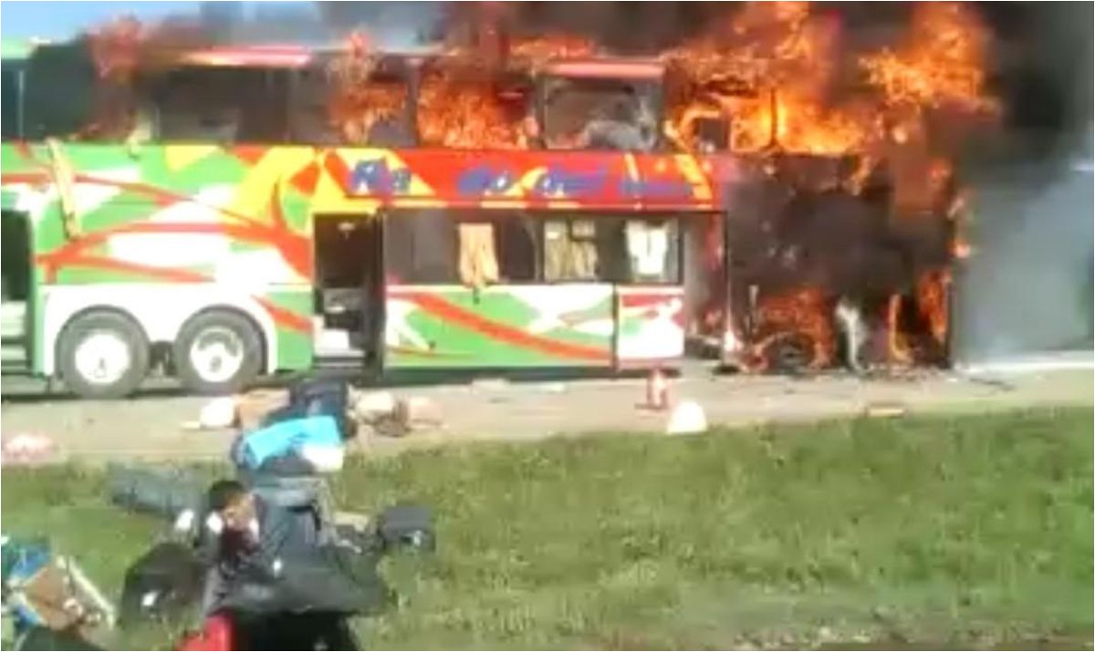 Impactante video: colectivo se prende fuego en Tucumán y los pasajeros huyen de las llamas