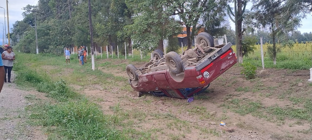 Camioneta impactó contra una moto y volcó en Monterrico