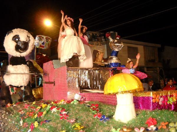 El cuarto desfile recibió a las reinas del interior y de otras ediciones de la FNE