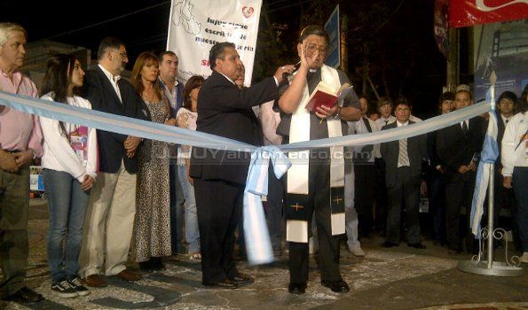 El primer desfile de carrozas deslumbró en Avenida Córdoba