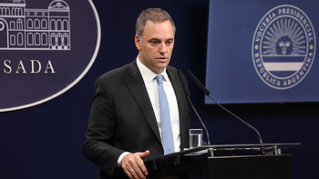 El hijo de una de las jubiladas declaró que Manuel Adorni le debe otros US$65.000