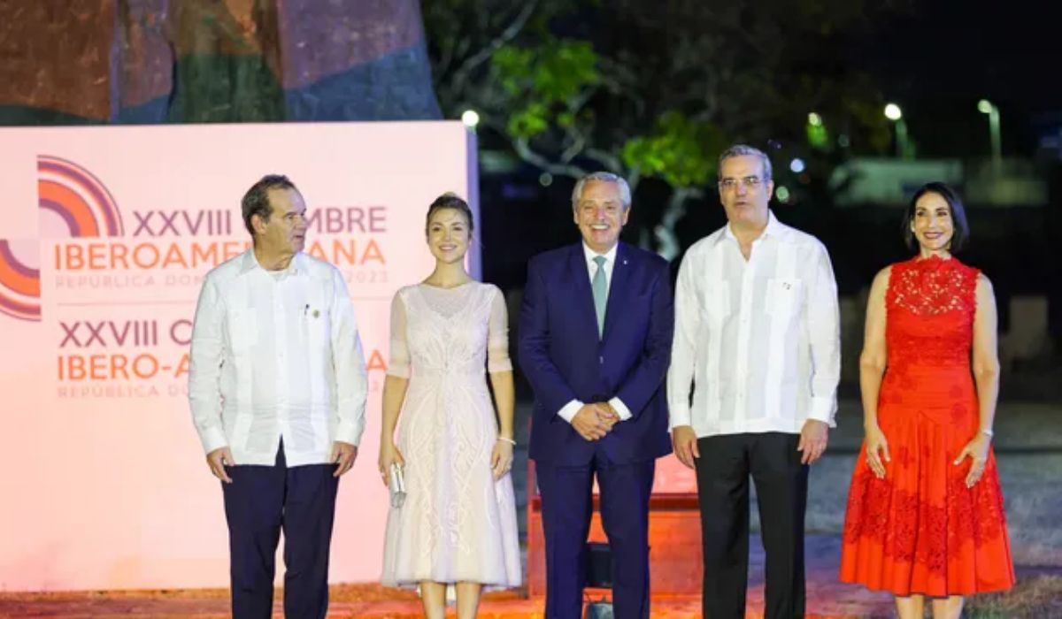 Alberto Fernández junto al presidente dominicano y la primera dama (prensa presidencia).