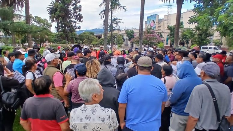 Pese al anuncio de acuerdo del Gobierno, la Plaza Belgrano se llenó por la protesta policial