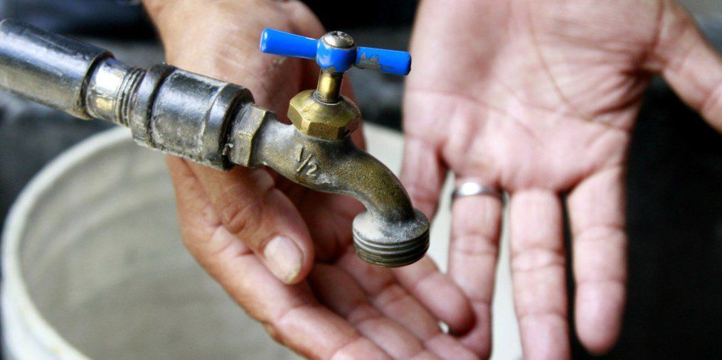 Pasan los gobiernos y la gente sigue sin agua