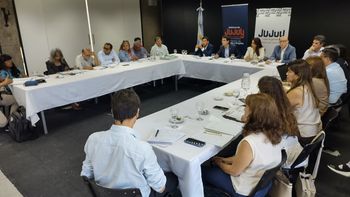 Gobierno ofrece un 10% de aumento en cuatro tramos y bono por el Día del Trabajador