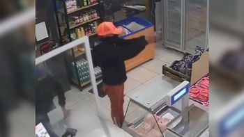 Le apuntaron en la cabeza con un arma a una empleada para robar un local