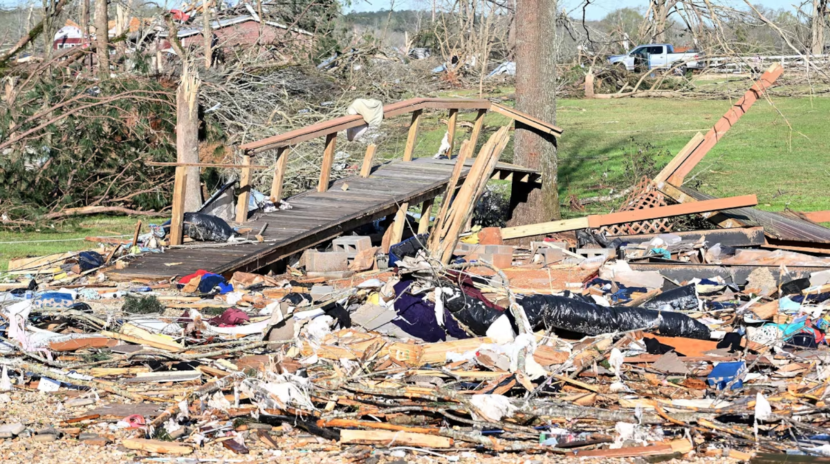 Ya son 39 los muertos por tornados e incendios en Estados Unidos