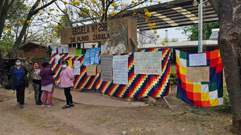 Denunciando abandono total, padres tomaron la Escuela de Finca El Pongo