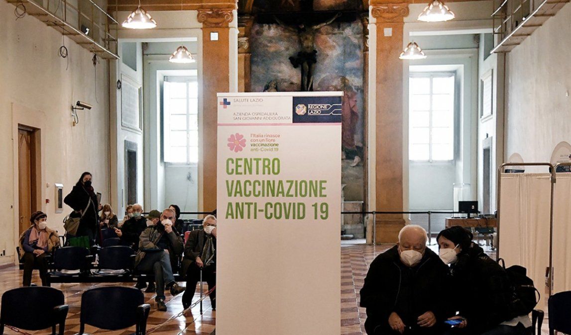 Italia evalúa hacer obligatoria la vacuna para quienes trabajen en contacto con el público