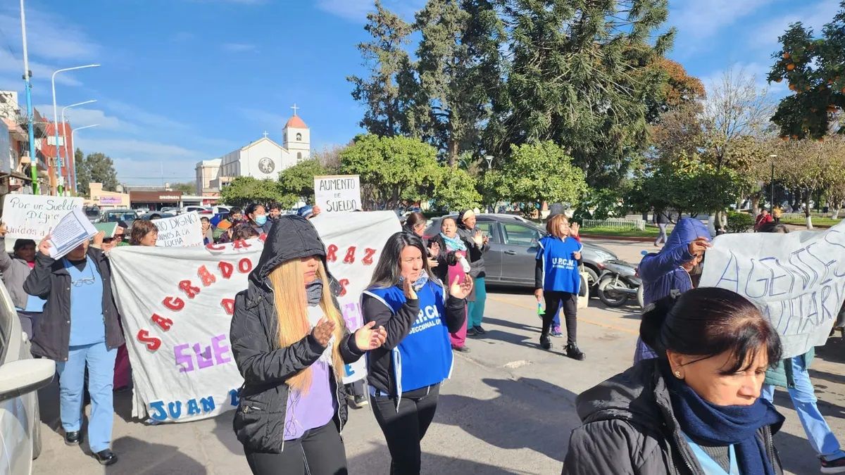 PERICO | TRABAJADORES SANITARIOS SALIERON A LAS CALLES DE LA CIUDAD TABACALERA PARA EXIGIR MEJORAS SALARIALES Y LABORALES.