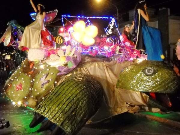 El cuarto desfile recibió a las reinas del interior y de otras ediciones de la FNE