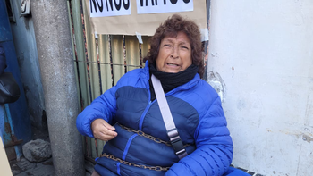 Situación límite: Doña Angélica se encadenó para que el municipio no la desaloje