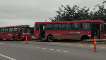Choque de colectivos en Ruta 9: una de las unidades se estrelló contra el guardarraíl