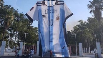 En Salta, fabricaron la camiseta de la Selección más grande del mundo 