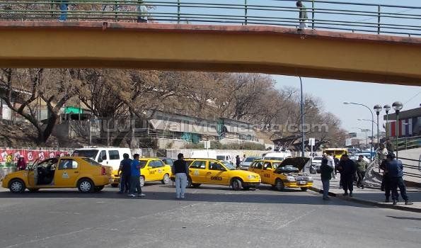 Choferes de taxis reclamaron que no se otorguen licencias a remiseros truchos