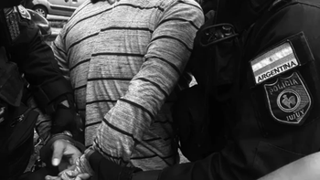 Se masturbaba fuera de una escuela primaria y fue reducido por los padres