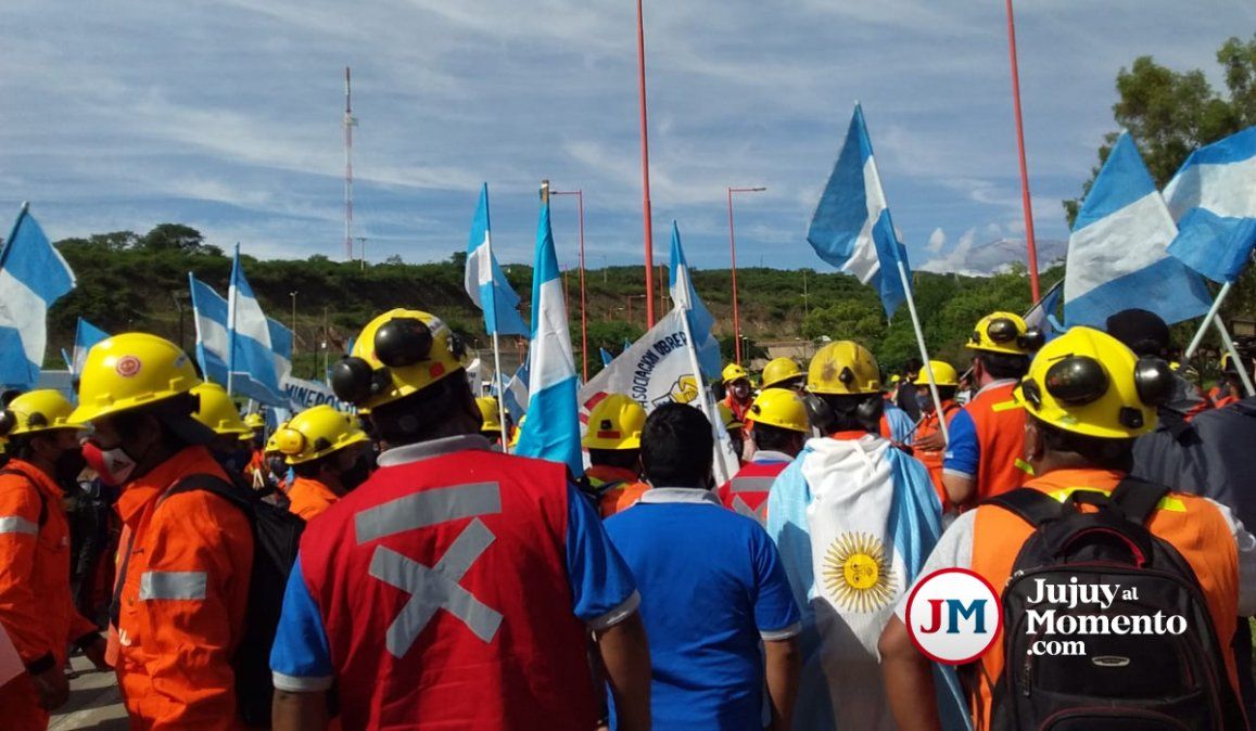 Más de 400 trabajadores de Mina El Aguilar llegaron a la capital para rechazar el cierre