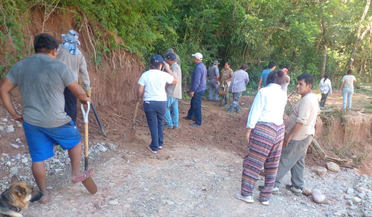 Vecinos de Las Escaleras trabajan para reacondicionar la ruta 20