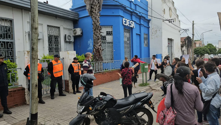 Denuncian persecución a vecinos que protestaron contra el tarifazo en San Pedro