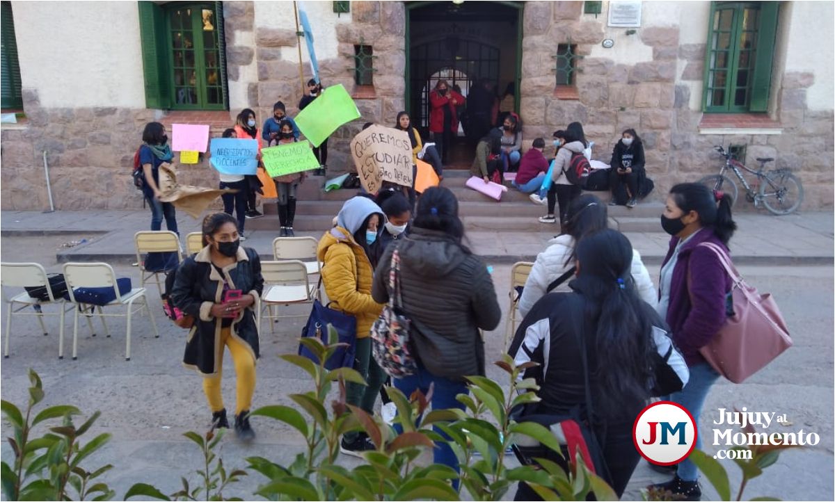 Clases en las calles de Humahuaca: otro reclamo por falta de docentes