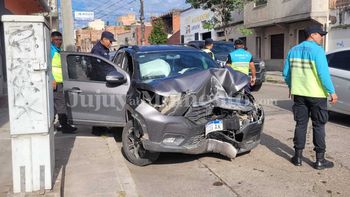 Dos mujeres chocaron contra un poste de luz: se negaron a realizar el test de alcoholemia