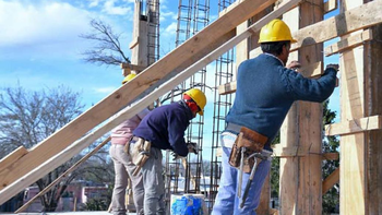 La industria encadenó su séptima caída anual y la construcción desaceleró el rebote