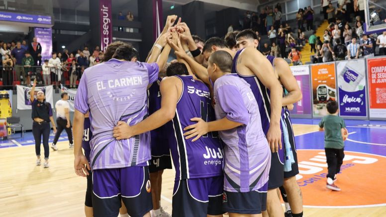El Carmen Básquet no pudo cerrar la serie, perdió el invicto y habrá 3º juego decisivo