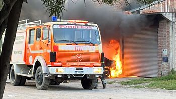 Incendio en un taller de Monterrico: 3 vehículos afectados y rápida intervención de bomberos