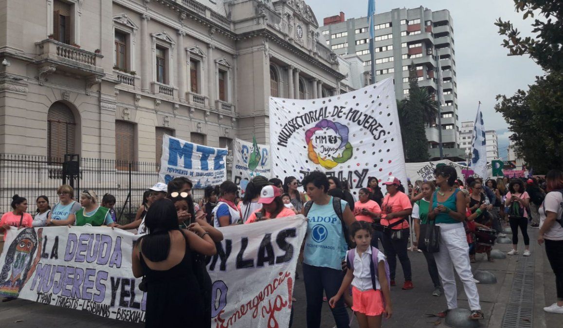 Multitudinaria marcha en Plaza Belgrano por el #8M