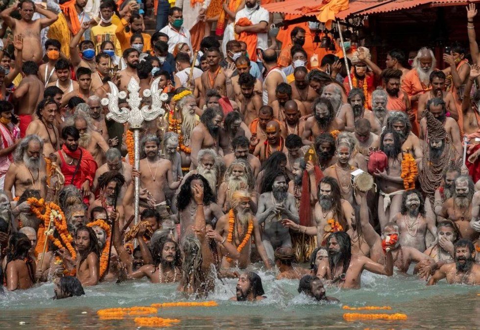 Miles de hindúes en el baño ritual en el río Ganges, a pesar de la pandemia