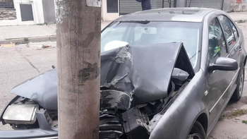 Barrio Cuyaya: perdió el control y se estrelló contra un poste de luz