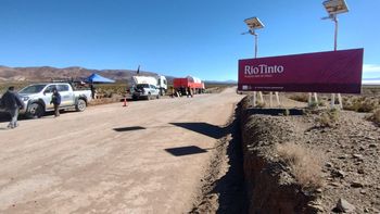 Protesta en Olaroz: transportistas locales reclaman trabajo y se instalan al costado de la ruta