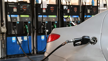 Decretan una suba parcial de los impuestos a los combustibles