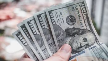 El dólar oficial cayó luego de tres jornadas al alza, pero se mantuvo cerca de los $1.400