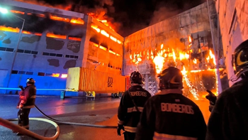 Descomunal incendio en la Zofri de Iquique