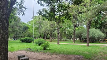 Malestar de vecinos del Parque San Martín por excesos durante el banderazo de las promos