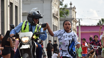 Juntos hasta la meta: conmovedora imagen de una niña de El Carmen y un policía