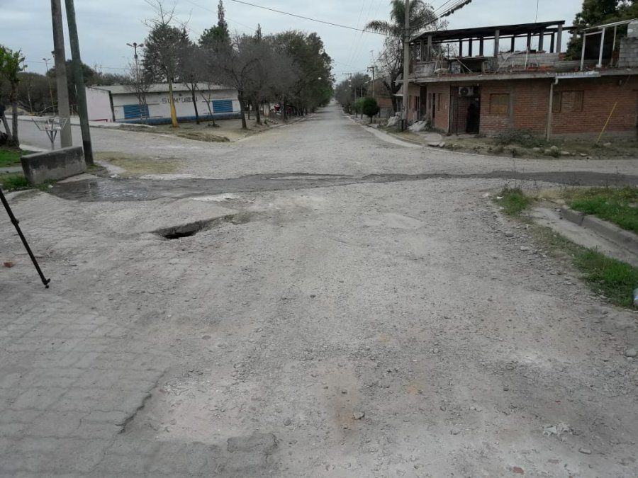 Vecinos reclaman por un pozo a la mitad de la calle