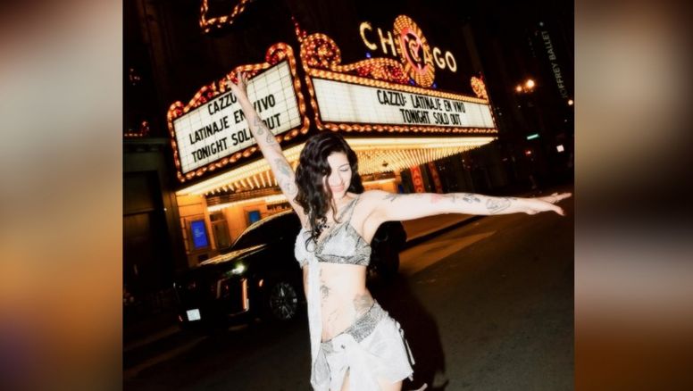 Cazzu empezó su exitosa gira por EEUU en el emblemático The Chicago Theatre