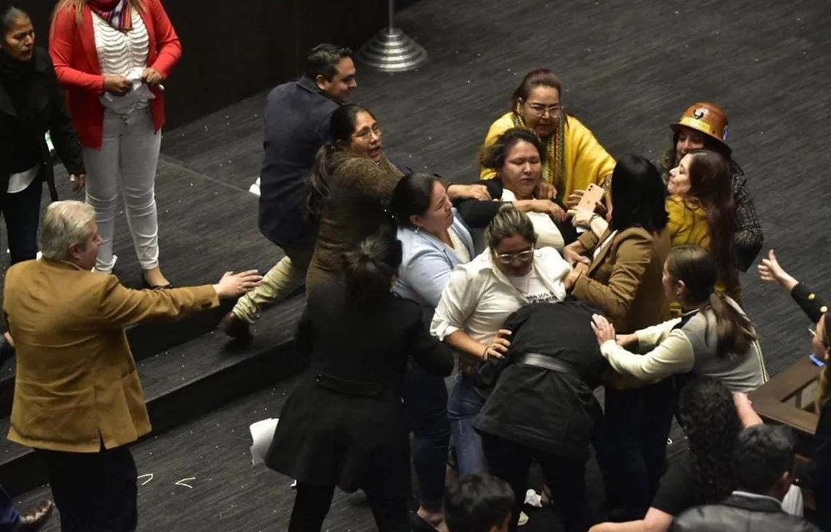 Legisladores a las trompadas en una sesión del Congreso de Bolivia