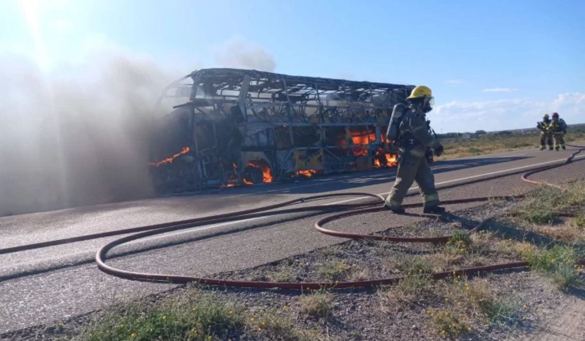 Foto: un colectivo que salió de Jujuy se incendió en Chubut.