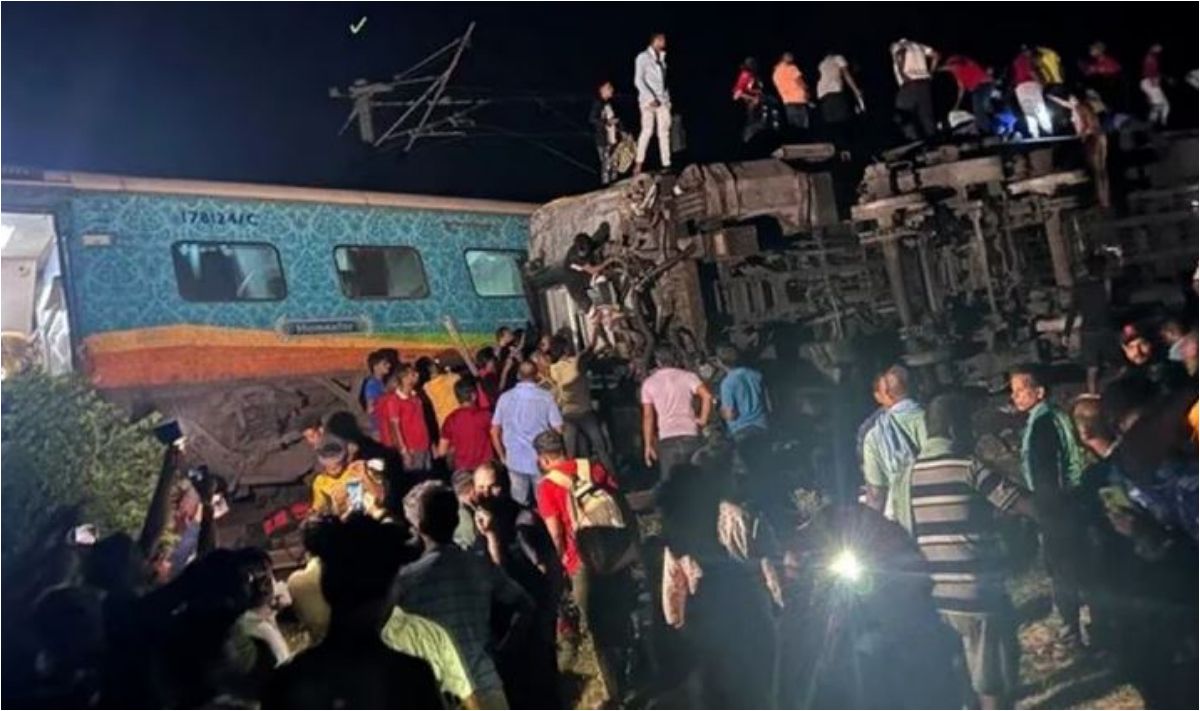 Más de 200 muertos y cientos de heridos tras un choque de trenes en la India