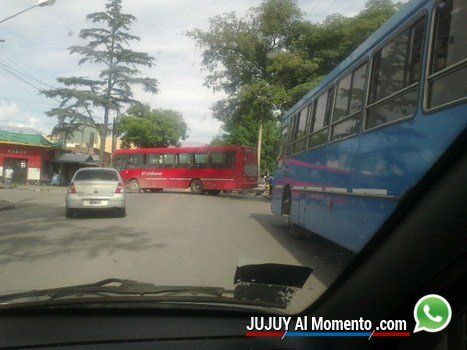 Choferes de colectivos cortan la Avda. Éxodo y justifican medidas