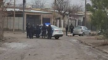 Ingresó a la casa de su ex pareja, la golpeó y atacó al nuevo novio con un arma blanca