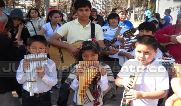 La Caminata de las Quenas inició los festejos del Éxodo Jujeño