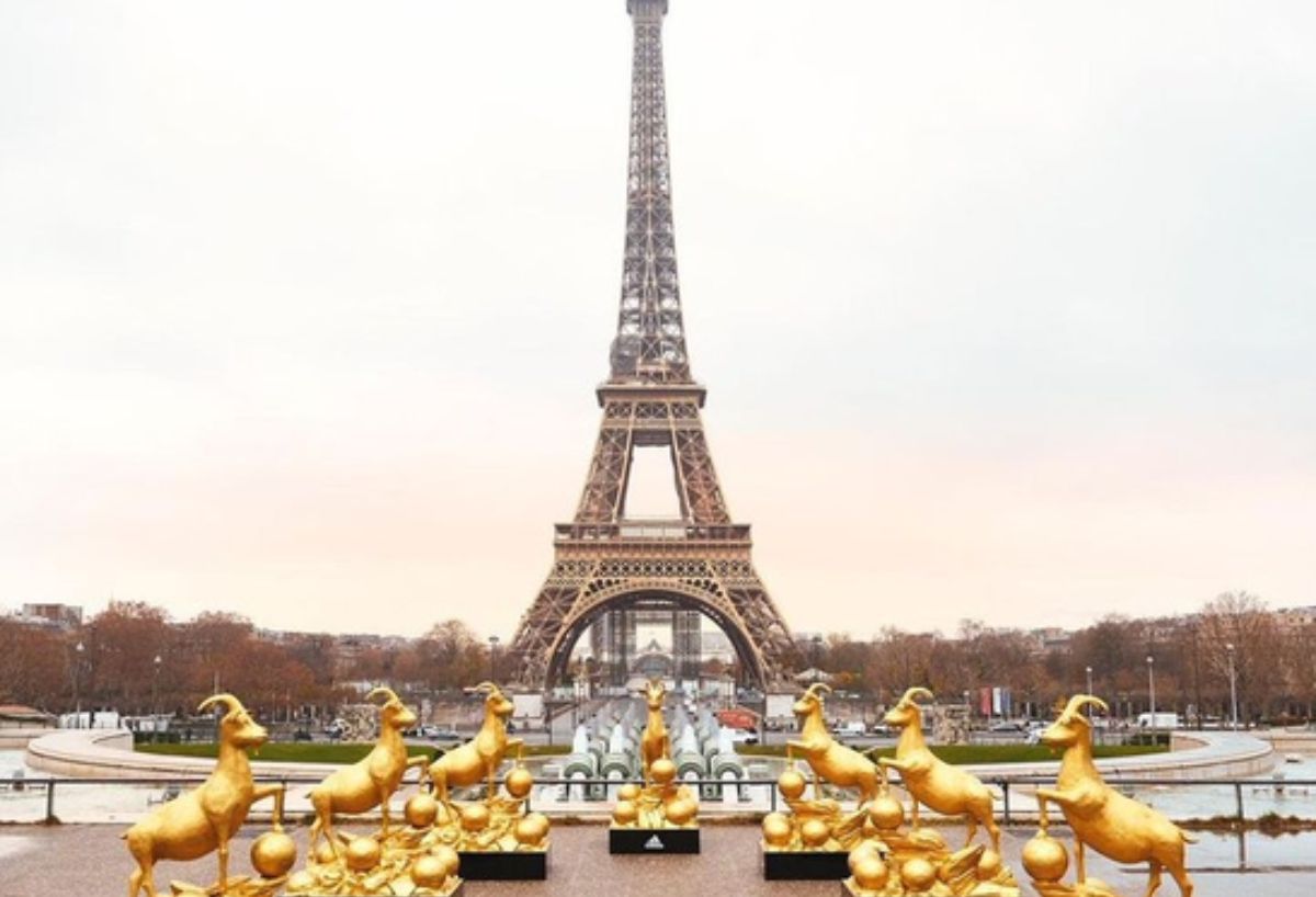 Messi tras el séptimo Balón de Oro: La Torre Eiffel rodeada por siete estatuas doradas