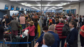 Aerolíneas alertan por posibles cancelaciones de vuelos durante el paro de controladores