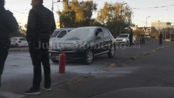 Susto en el ingreso al barrio Centro: se incendió un auto frente a la Legislatura