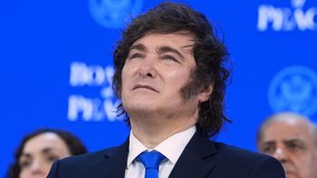 Milei llegó al país luego de su viaje a Hungría y se prepara para encarar una semana clave